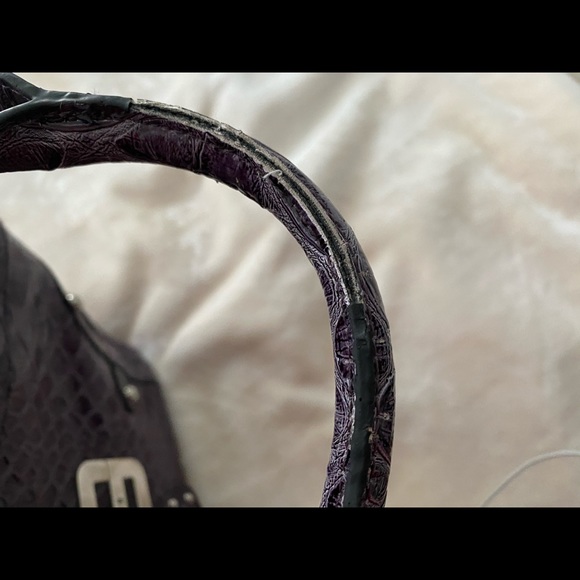 gorgeous Guess purse! - Picture 7 of 8